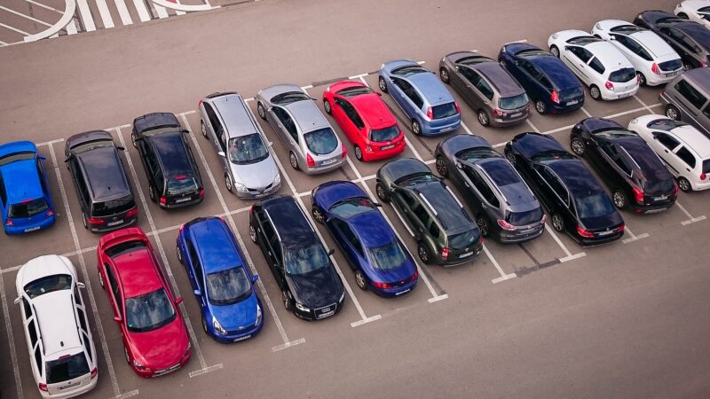 Jak zaoszczędzić na opłatach parkingowych w dużych miastach?