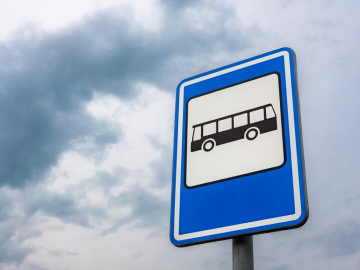 Nowe opłaty dla autobusów w Słupsku: dodatkowe koszty za postój na przystankach i węźle transportowym