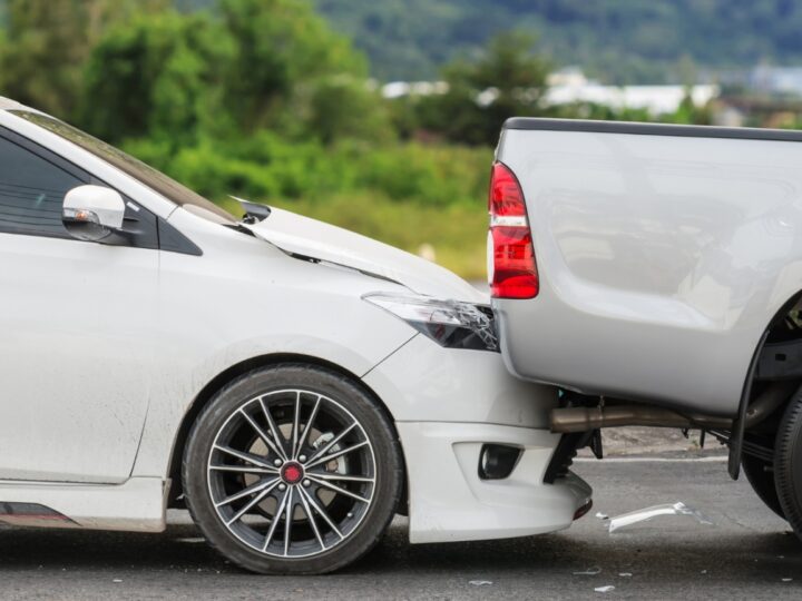 Niebezpieczne zdarzenie drogowe w Słupsku: kierowca Mercedesa uderzył w BMW