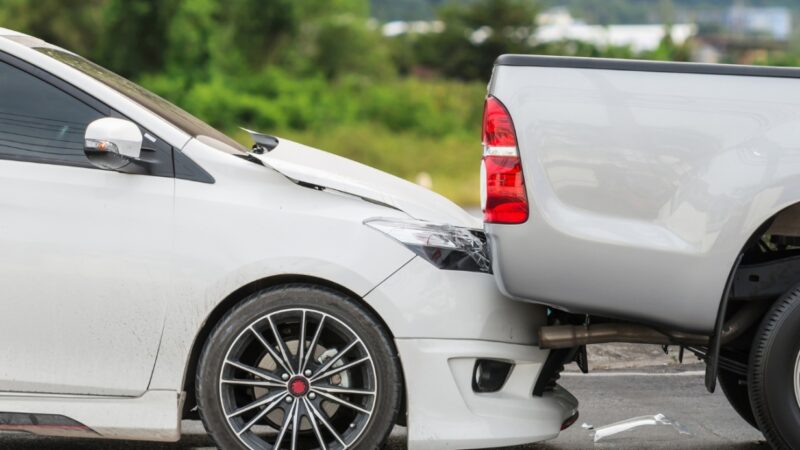 Niebezpieczne zdarzenie drogowe w Słupsku: kierowca Mercedesa uderzył w BMW