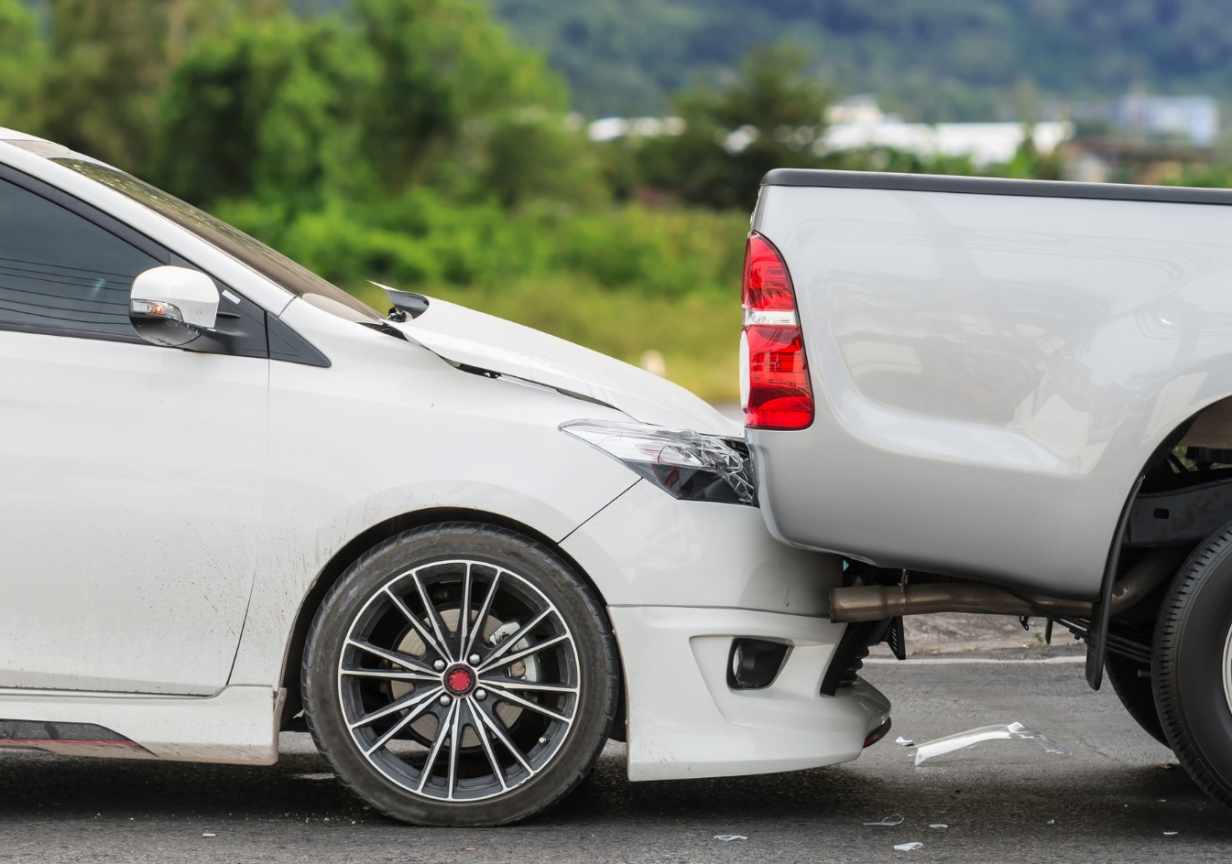 Niebezpieczne zdarzenie drogowe w Słupsku: kierowca Mercedesa uderzył w BMW