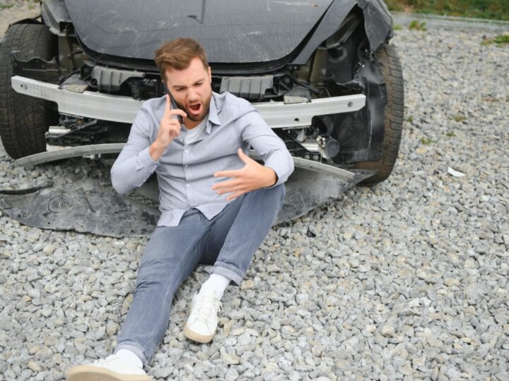 Poważne zdarzenie drogowe w Słupsku: młody kierowca stracił kontrolę nad pojazdem