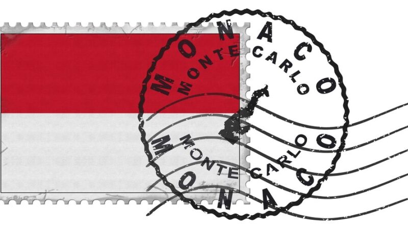 Słupsk: 72-latka wjechała samochodem w budynek Poczty Polskiej po pomyłce z pedałami