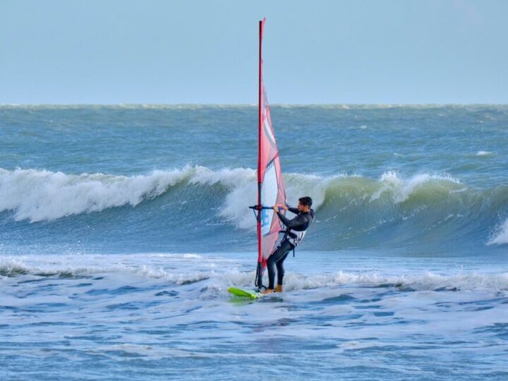 Mistrz windsurfingu z Słupska podejmuje wyzwanie: przepłynie Bałtyk w rekordowym czasie!