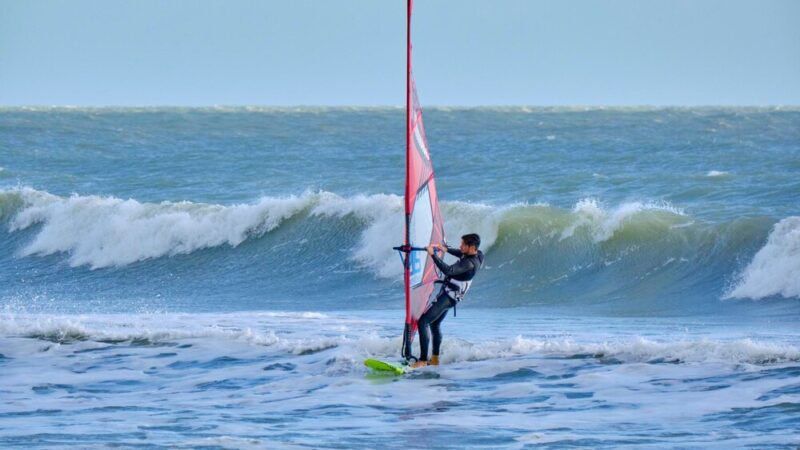 Mistrz windsurfingu z Słupska podejmuje wyzwanie: przepłynie Bałtyk w rekordowym czasie!