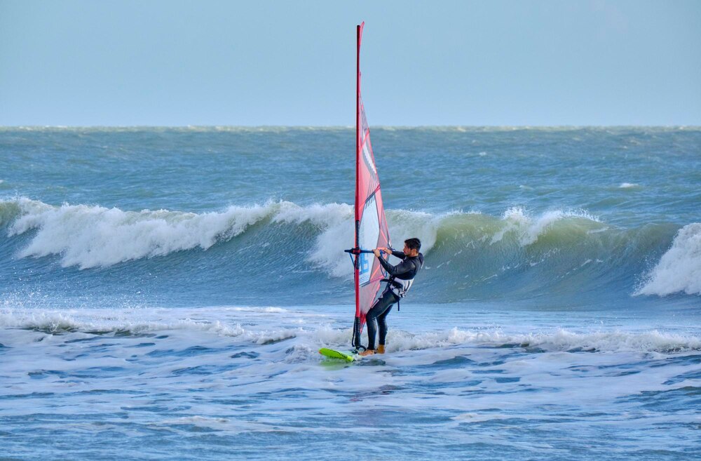 Mistrz windsurfingu z Słupska podejmuje wyzwanie: przepłynie Bałtyk w rekordowym czasie!