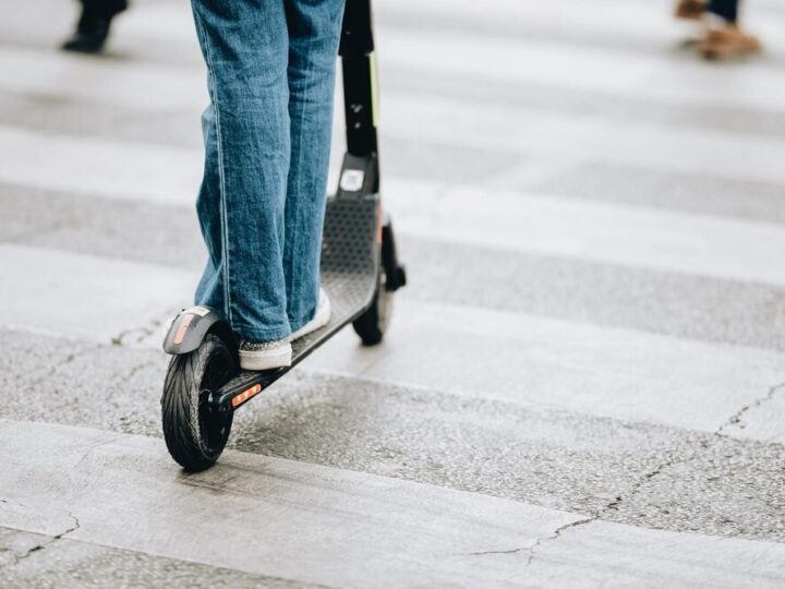 Złodziej hulajnóg zatrzymany w Słupsku! Policja odzyskała skradzione jednoślady i narkotyki
