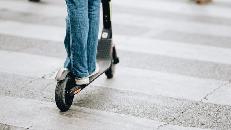 Złodziej hulajnóg zatrzymany w Słupsku! Policja odzyskała skradzione jednoślady i narkotyki