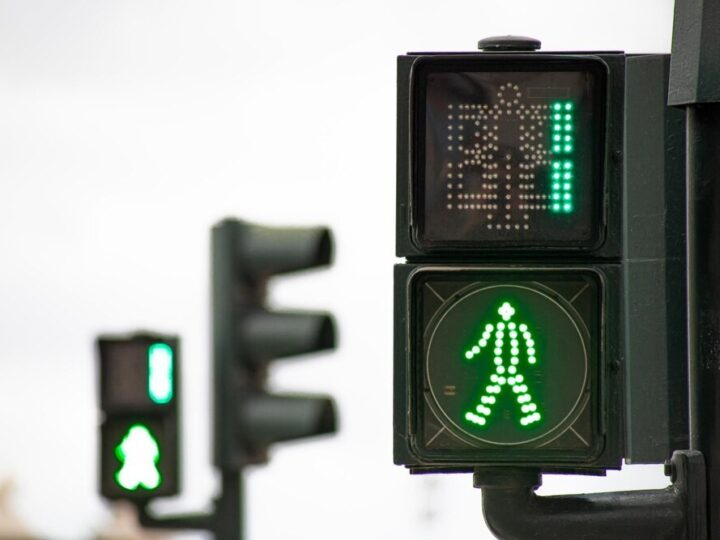 Ostrzeżenie: Niebezpieczne warunki na drogach – zachowaj czujność!