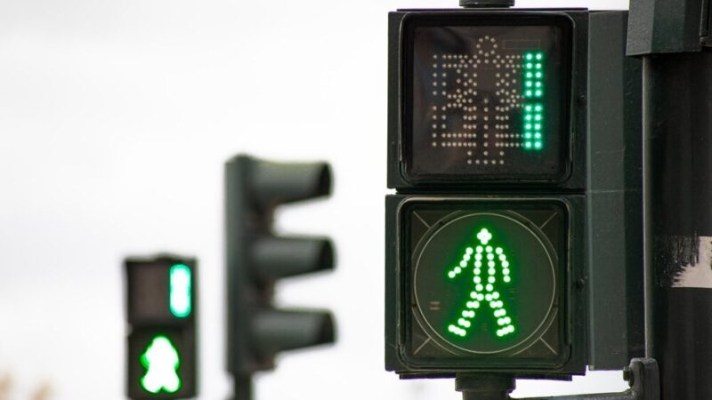 Ostrzeżenie: Niebezpieczne warunki na drogach – zachowaj czujność!