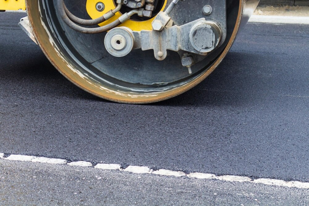 Asfaltowa rewolucja w Grąbkowie Kolonii – koniec z błotem!