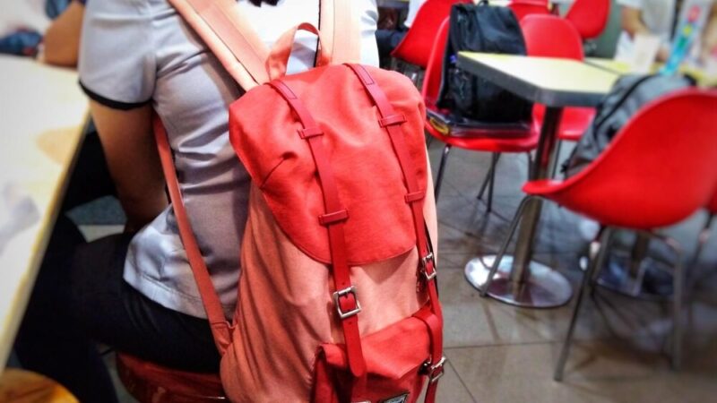 Młodzież i odpowiedzialność prawna – dzielnicowy edukuje uczniów w Słupsku