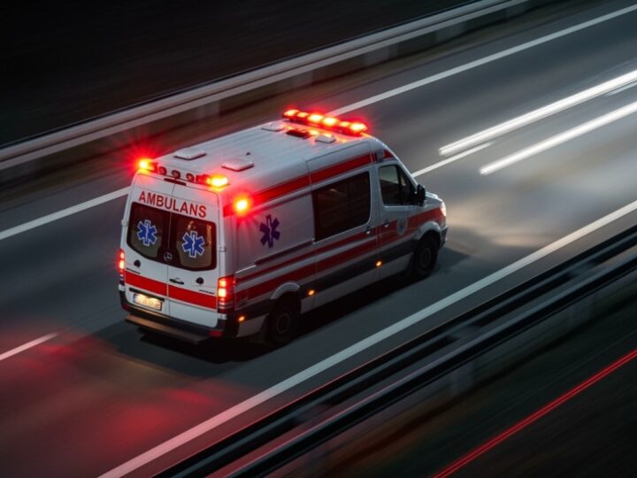 Przedszkolaki uczą się ratować pluszaki z pomocą strażaków w Łupawie