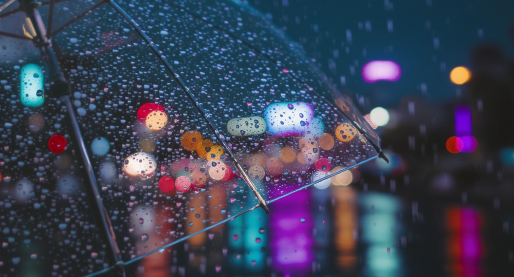 Zimowe niebezpieczeństwa: intensywne opady śniegu i silny wiatr w Polsce