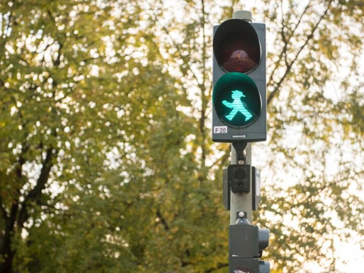 Zadbaj o bezpieczeństwo: usuń sople i śnieg z dachu!