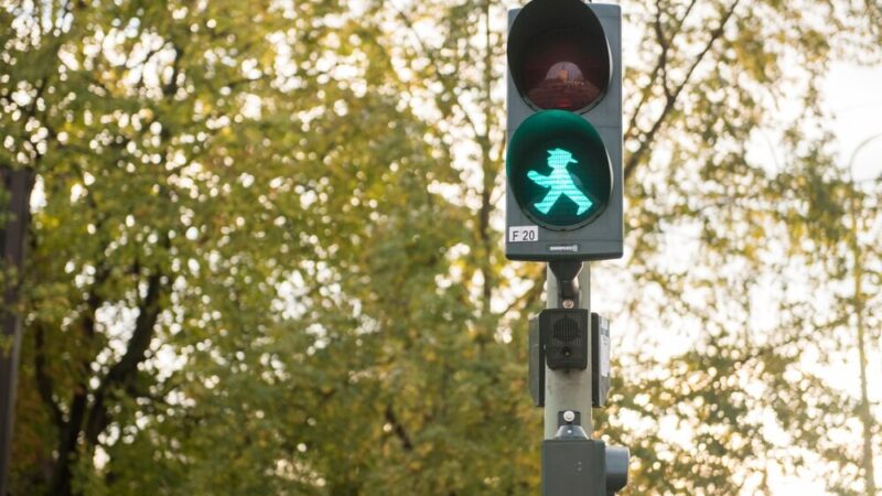 Zadbaj o bezpieczeństwo: usuń sople i śnieg z dachu!