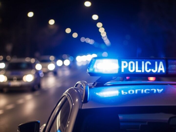 Kierowcy w Kobylnicy otrzymali walentynkowe lizaki od policji