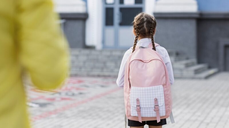 Mundurowi w akcji: uczniowie z Słupska z policyjną musztrą pod okiem eksperta