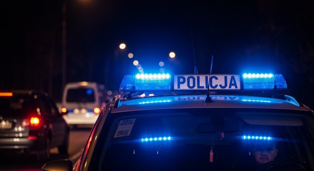 Zatrzymani za brutalne pobicie 70-latka i kradzież tablicy rejestracyjnej w Słupsku