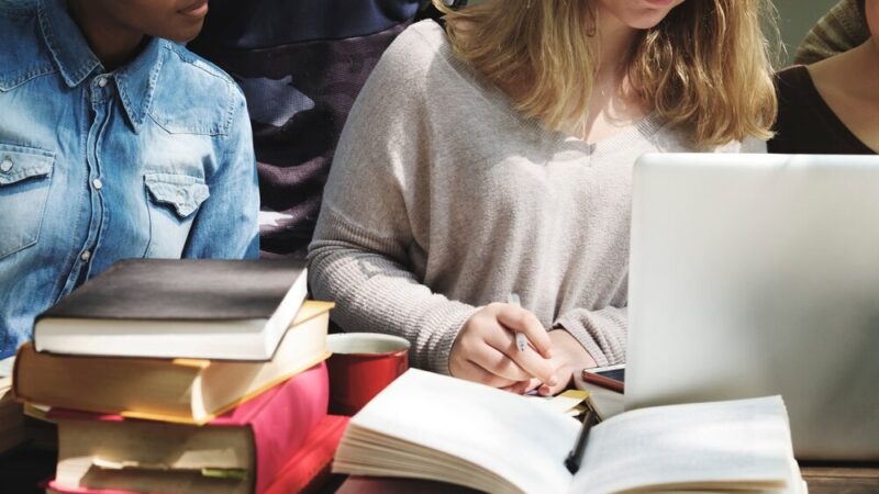 Edukacyjne spektakle teatralne dla młodzieży w Gminie Damnica: Profilaktyka w akcji