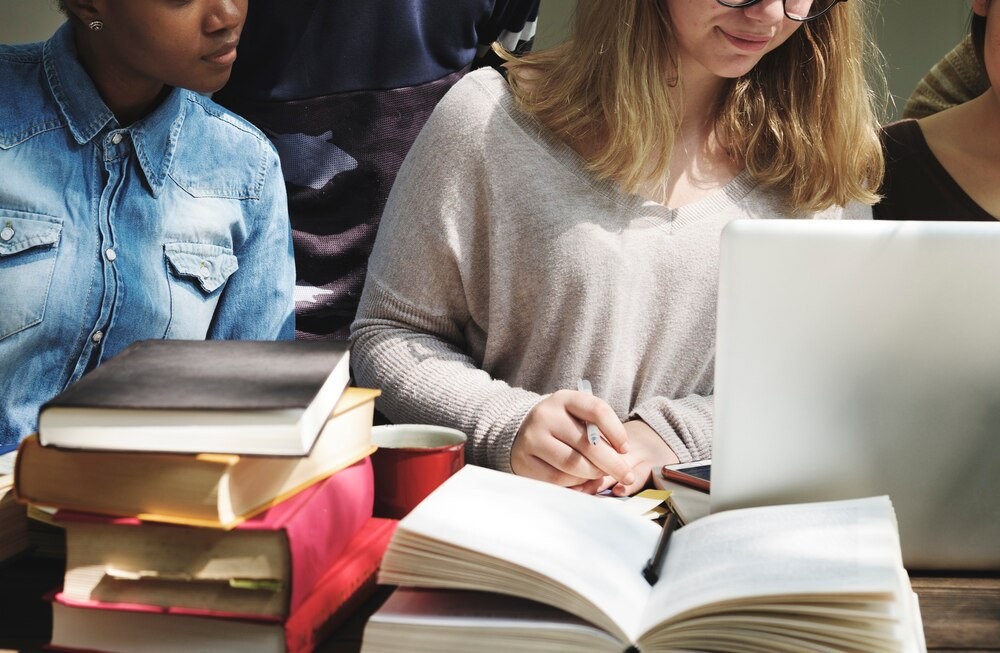 Edukacyjne spektakle teatralne dla młodzieży w Gminie Damnica: Profilaktyka w akcji