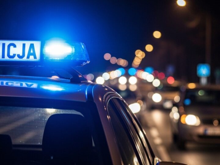 Niebieskie światło dla poległych funkcjonariuszy rozświetla Słupsk