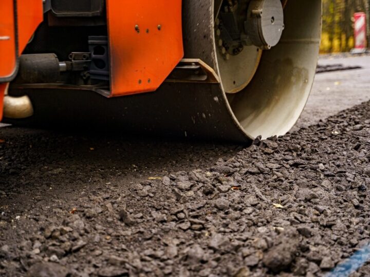 Budowa ulicy Wiśniowej w Kobylnicy: inwestycja za 470 tysięcy złotych nabiera kształtów