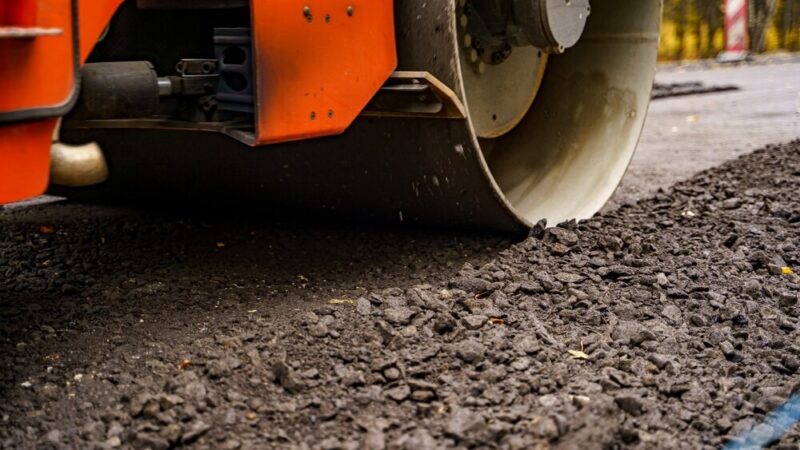 Budowa ulicy Wiśniowej w Kobylnicy: inwestycja za 470 tysięcy złotych nabiera kształtów