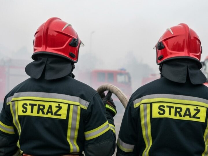 Setki strażaków w Charnowie: OSP w akcji przeciwko pożarowi zakładu