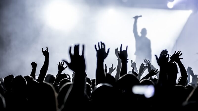 Muzyczna podróż w czasie: hity lat 70. i 80. nad stawem