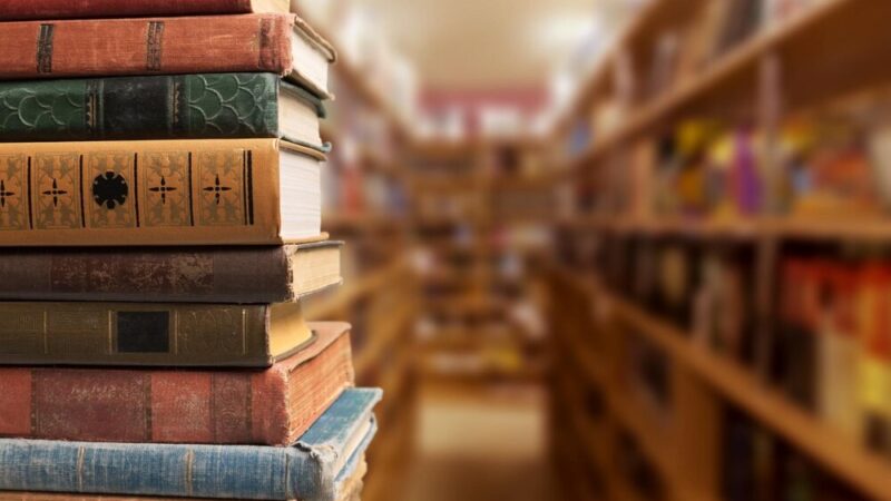 Literackie skarby czekają w Słupsku – odkryj idealną książkę na wakacje!