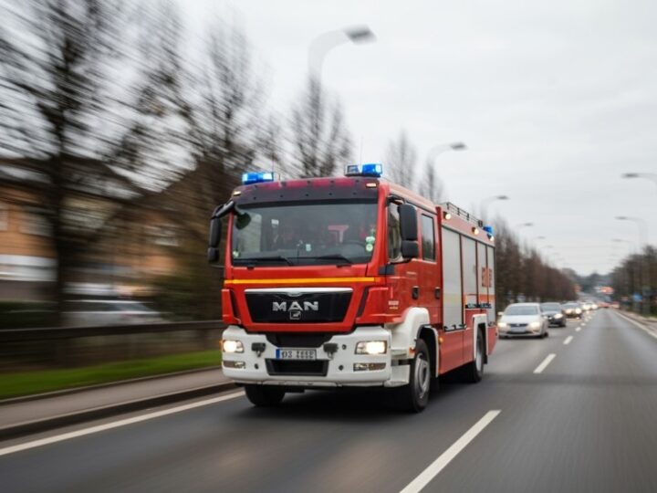 Pożar zakładu w Chlewnicy: strażacy zmagają się z ogromnym ogniem