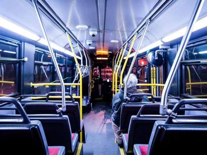 Wiola wstaje przed świtem, by rozpocząć dzień jako kierowca autobusu
