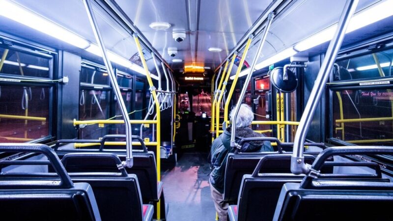 Wiola wstaje przed świtem, by rozpocząć dzień jako kierowca autobusu