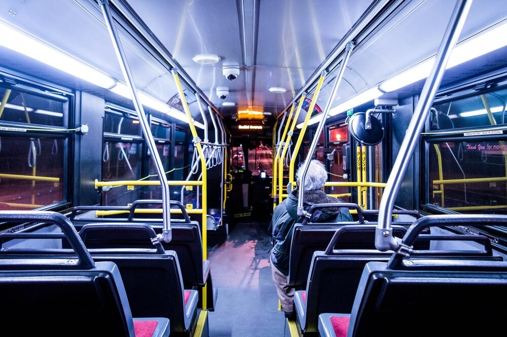 Wiola wstaje przed świtem, by rozpocząć dzień jako kierowca autobusu