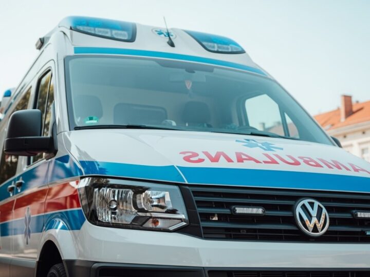 Policjanci uratowali 71-latkę z płonącego budynku w Słupsku