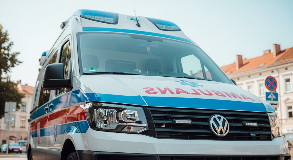 Policjanci uratowali 71-latkę z płonącego budynku w Słupsku